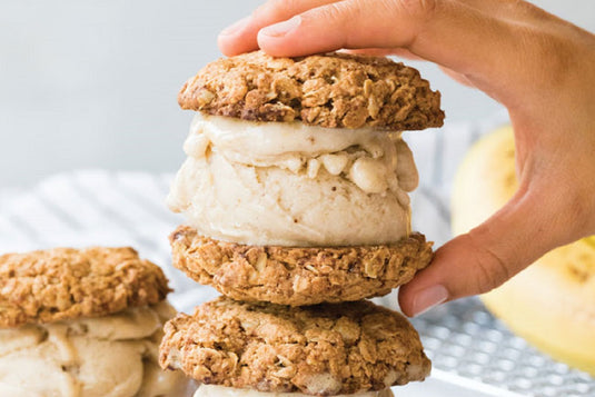 Бисквитени сандвичи със сладолед