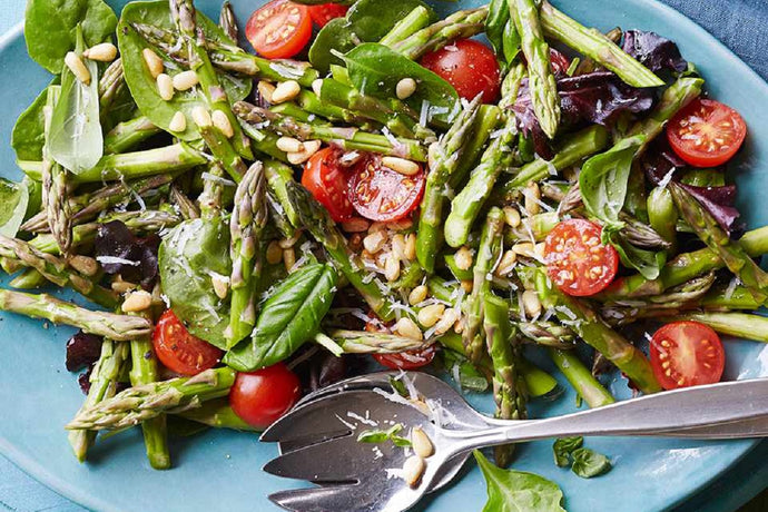 Salad with roasted asparagus and cherry tomatoes