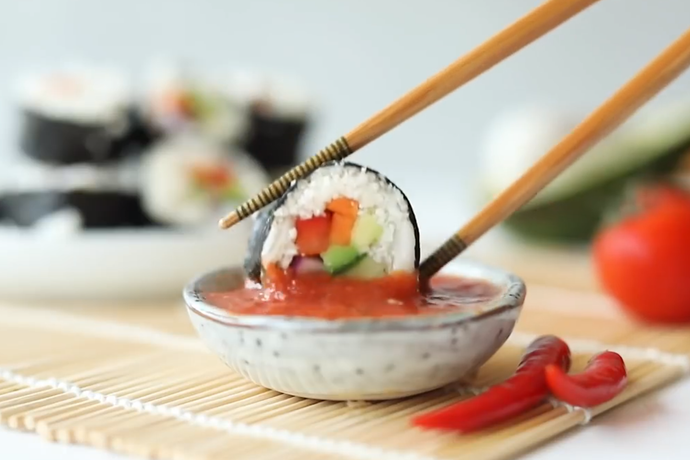 SUSHI DE CONOPIDĂ CU SOS THAI CHILI